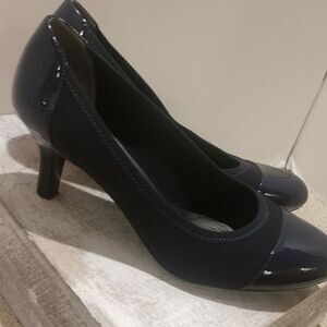 👍 Size 10 WIDE Navy Cap Toe Heels.   A11